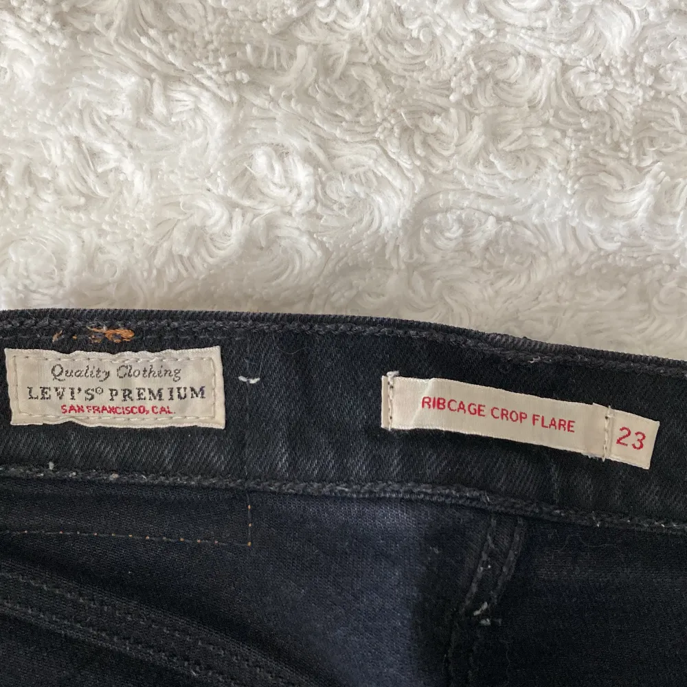 Ett par jätte fina svarta mid waist jeans från Levis, säljer pågrund av att dom är för små för mig, jag är 1,61cm✨Modellen säljs tyvärr inte längre✨Dom är andvända men har inte några defekter. Priset går att diskutera.. Jeans & Byxor.