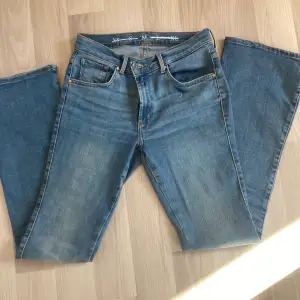 Säljer dessa låg midjade bootcut märkes jeans som är så snygga!⭐️ Storlek M men passar mig som har s/xs. 