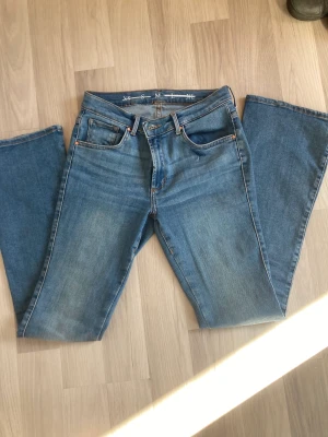  Bootcut jeans - Säljer dessa låg midjade bootcut märkes jeans som är så snygga!⭐️ Storlek M men passar mig som har s/xs. 