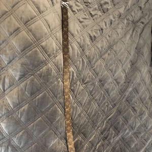 LV belt  - Säljer mitt LV Belt då jag har ett annat.  Storlek 90  1 år gammalt 