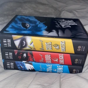 Böcker engelska  - Serien daughter of smoke and bone. Tre böcker. Mycket bra skick!!! 