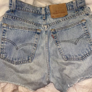 Jeansshorts Levis - Så snygga jeansshorts från Levi’s! Passar 36-38 bäst men mindre också och kan klippas om man skulle vilja det ❤️‍🔥❤️‍🔥pris kan diskuteras vid snabb affär 😘😙