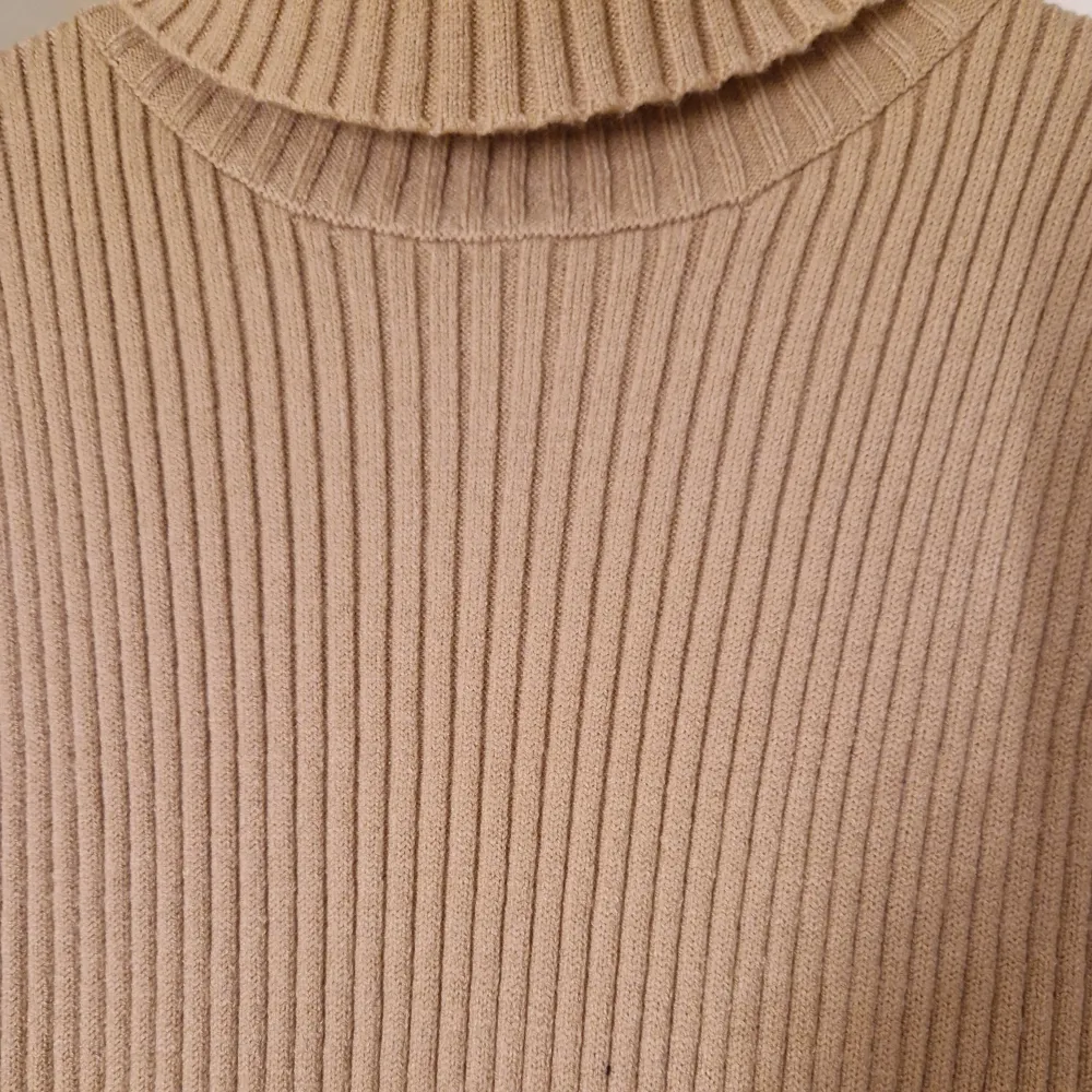 Ett stickat linne i beige färg!🤍 L men passar även M och S då den är stretchig för L. Stickat.