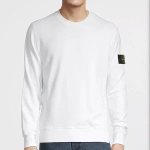Stone Island Sweatshirt, Vit - Säljer min Stone Island tröja för har ingen användning av den längre. Ny pris 2899kr. Det är bra skick på den och har inte använt den mer än 6 gånger ungefär.