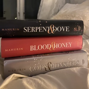 Böcker engelska - Inbunden serie, serpent & dove av Shelby Mahurin. Mycket fint skick.