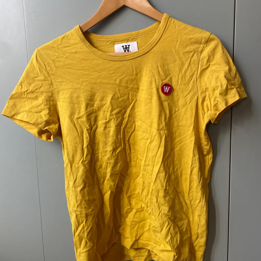 Gul Wood Wood T-shirt är lite skrynklig för hitta den i garderoben. Använt få gånger. T-shirts.