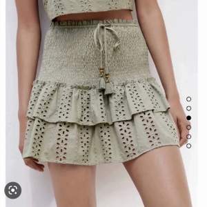 Söker den här jätte fina gröna kjolen från zara i storlek xs men s kan kanske funka, hör av dig om du säljer en och jag kan betala runt 250kr❤️