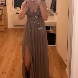 Oanvänd balklänning - Balklänning i storlek xs. Jag är 174 lång så går lätt att ha klackar till eller fålla upp vid behov. Prislappen finns kvar då jag aldrig använde den på balen. Nypris var 1599kr Hör av dig för fler bilder ☺️