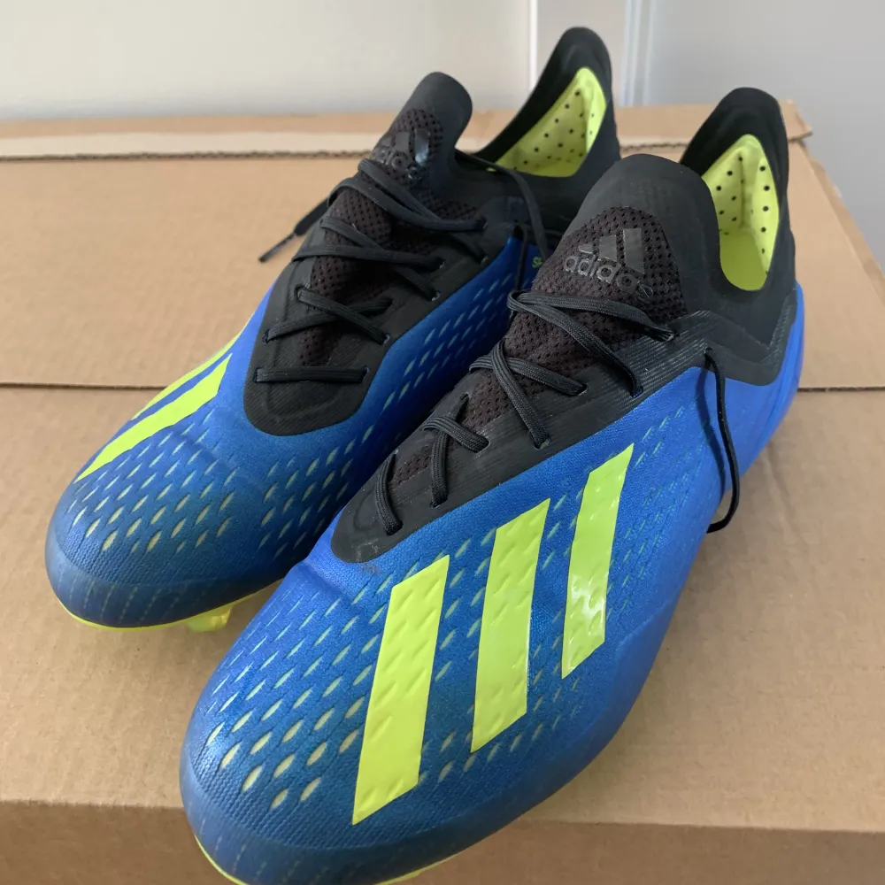 Adidas fotbollsskor  Storlek 39 och 1/3  Använda ett fåttal gånger. Skor.