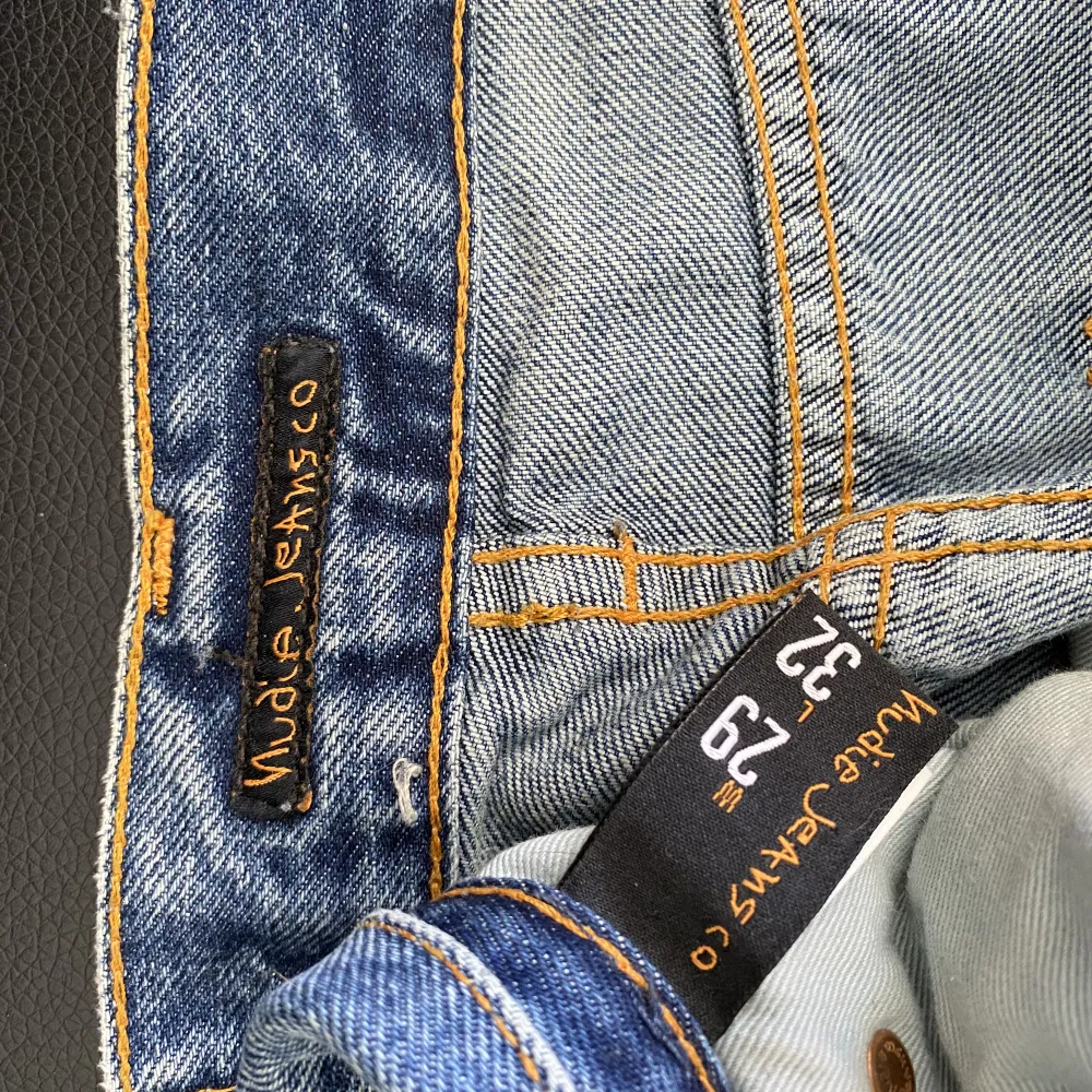 Nudie Jeans co köpta för drygt ett år sen och använda väldigt få gånger. Lågmidjade jeans med fina detaljer på bakfickan. Finns ett litet hål på baksidan på vänstra benet (skriv för bild). Priset går även att diskutera!🌸🌸. Jeans & Byxor.