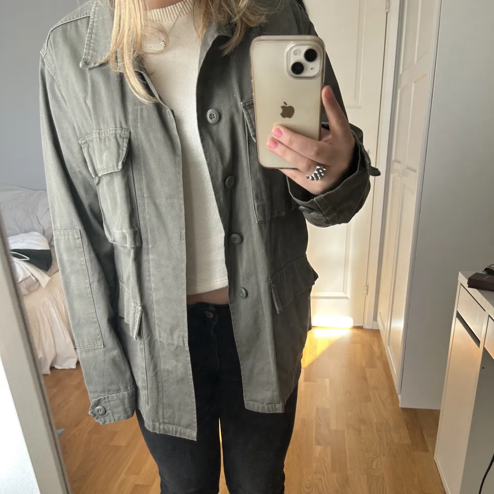 Jätte fin militärgrön jacka från EMP💕🫶 Bra skick 💕💕köpt för 1200kr . Takit.