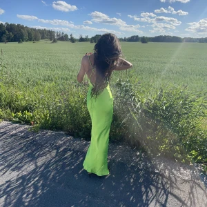 Klänning  - Långklänning från asos.  Använd en gång på ett bröllop. Fortfarande fint skick. Jag är 1,67 cm. Ordinarie pris 629kr.