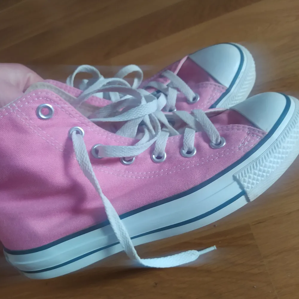 Hej! Jag säljer mina rosa converse för att de inte kommer till användning. Superbra skick och inga defekter eftersom att de iprincip aldrig används, nyskick. Hör av dig vid intresse, frågor eller om du vill ha fler bilder 🥰 Betala via Swish ❣️. Kengät.