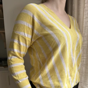 Gul randig tröja från ONLY - Gul randig tröja med v-ringning och trekvarts ärmar i storlek M från ONLY. Endast använd ett fåtal gånger. 