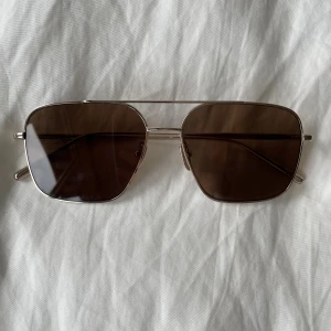 CHIMI Aviator Brown - Superfina Chimis i nyskick säljer för att de inte kommer till användning hos mig!💘 Har tyvärr inte kvar fodralet därav billigare pris. Nypris 1400kr