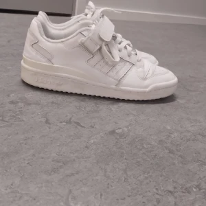 Adidas forum - Adidas forum i storlek 39. 8/10 Om du har frågor du kan skriva till mig 🤗