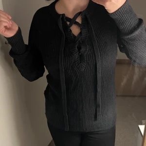 Tröja - Fin stickad tröja med snörning i storlek XS som även passar en S🖤🌟