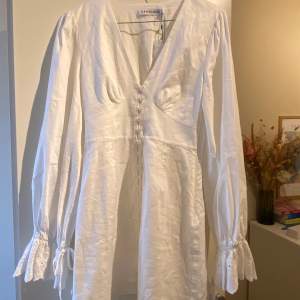 Säljer en vit klänning från adoore! Superfin men ej kommit till användning Oanvänd och nypris på 1395kr (prislappen sitter kvar)  Andra bilden är lånad!!