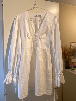 Adoore klänning - Säljer en vit klänning från adoore! Superfin men ej kommit till användning Oanvänd och nypris på 1395kr (prislappen sitter kvar)  Andra bilden är lånad!!