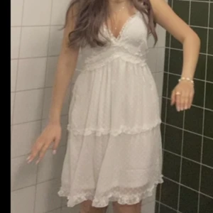 Studentklänning - Superfin studentklänning från vero Moda. Endast använd på min student så i jättebra skick. Storlek M men passar S också. Den har justerbara band 🥰☺️