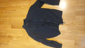 Kofta massimo dutti - Hej! Säljer en kofta av märket massimo dutti. Denna kofta är i bra skick och jag säljer den då den är för liten för mig.