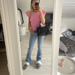 Blåa jeans - Säljer mina lågmidjade blåa jeans från lager 157 strl 34. Använda fåtal gånger. Nypris 400kr