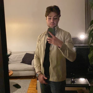 Bershka Sommarjacka M Beige - Sommarjacka från Bershka i storlek M. Säljer på grund av för liten storlek annars hade jag behållt och använt den själv. Har en mycket liten fläck på bröstet och en lika liten på höger arm annars som ny. Nypris 499 kr.