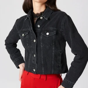 Denim jacka - Denim jacka av Andrea Hedensedt, har krage och knappar framtill, fickor med lock och silverknappar, råskurna kanter och sneda sidofickor. 100% bomull. 