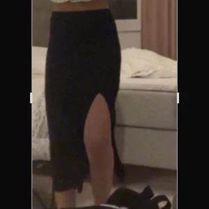 Kjol - Jättefin typ ribbad kjol med slits. Perfekt till sommar💗endast använd ett fåtal gånger❣️❣️