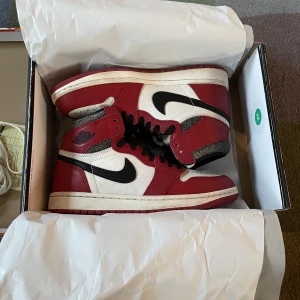 Jordan 1 Chicago Lost and Found - Säljer dessa Jordan 1 Lost and Found i storlek 38.5 men som passar luftigt. Bara använda ett fåtal gånger och är i mycket bra skick. Kan skicka fler bilder om det behövs. Skriv gärna om ni har frågor! De är inköpta direkt från Nike, digitalt kvitto finns.