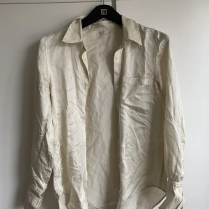 Arket skjorta  - Benvit lite sidenaktig skjorta  