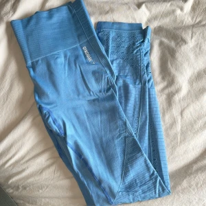 Gymshark träningsbyxor! - Säljer dessa träningstights från gymshark! Ett litet hål i en sömn, med på bilden 👆🏼 säljes därför väldigt billigt 🥰 storlek 36/38.