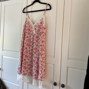 Klänning - Blommig sommarklänning med spetsdetaljer. 
