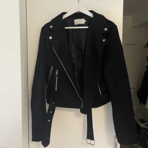 Biker Jacket från Nelly.com - Lägger upp denna igen pga oseriös köpare. Säljer denna biker jacket (slutsåld) från Nelly.com. Helt oanvänd, den är typ mocca material. Säljer pga fel storlek!