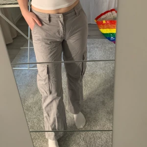 grå lågmidjade cargobyxor - säljer dessa otroligt fina grå lågmidjade cargobyxorna från gina tricot pga för små😪 storlek 34. använda en gång så är i nyskick. köparen står för frakten som ingår i annonspriset (66kr).