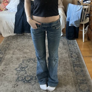 Lågmidjade jeans  - Diesel lågmidjade jeans! Midjemått 38 cm och innerbenslängden 84 cm