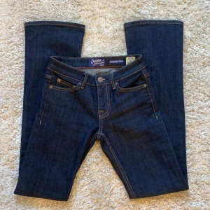  Low waist bootcut jeans   - Säljer Low waist bootcut jeans från crocker jeans. Då dem inte kommer till användning. Perfekt längd, går ner till marken, jag är 157cm.  Har använts 1 gång, har inga skador och är i nysick. Köptes på en pop up butik (ej secondhand) köpare står för frakt!