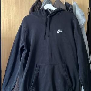 Nike hoodie i vintage skick, Storlek L på tag men sitter som M/L, skriv vid frågor☺️