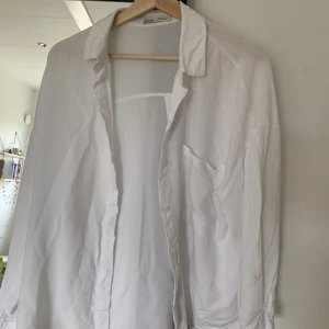 Skjorta - Vit skjorta som har vissa defekter så pris kan diskuteras!❤️ 
