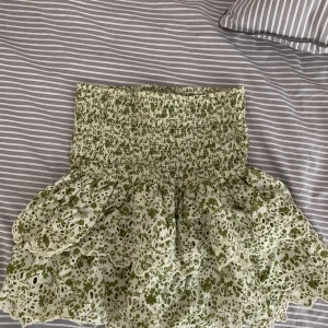 Zara kjol - Superfin kjol till sommaren från zara!! Den är i stl Xs men passar mig som ofta har S❤️ fråga för fler bilder!