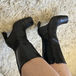 Stövletter i äkta skinn, square toe - Italienska stövletter (vintage Donna Piu) i äkta skinn. Fyrkantig tå, tight på vaden, bekväma att gå i. Den perfekta stövletten till både klänning och jeans. 