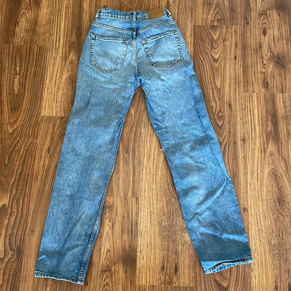 Snygga högmidjade jeans med hål! Har gillat dessa jättemycket och hoppas nästa ägare också gör det🤩. Jeans & Byxor.