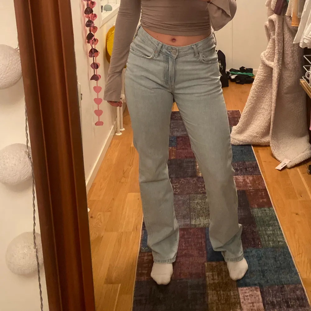 Säljer mina jeans från bikbok i modellen mid rise då de ej kommer till användning tyvärr! De är använda ett fåtal gånger som gör att de är i ett väldigt bra skick, perfekta nu till våren!! Skriv till mig vid frågor och intresse🌸. Jeans & Byxor.