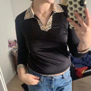 Burberry dupe - Säljer denna burberry dupe tröja i superlent material som har trekvarts-ärmar. Min mamma köpte den på 90-talet i kina. Stretchiga🥰