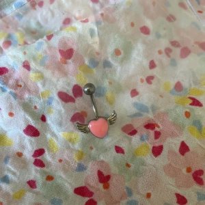 Navelpiercing - Sött smycke till navelpiercing, aldrig använd eller öppnad ur förpackningen 🌸 Skriv gärna privat för prisförslag 🫶