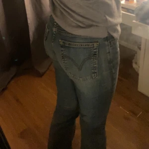 Lågmidjade Levis jeans - Säljer pågrund av att den inte kommer till användning 🩷 Pris kan diskuteras💗💗