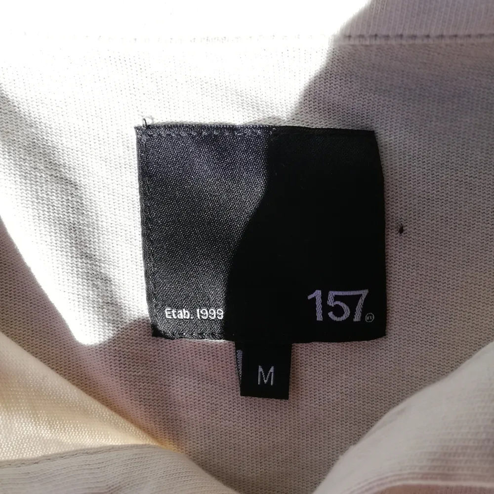 mjölkvit, långärmad lite tjockare skjorta från Lager 157! Knappt använd och i fint skick! . Skjortor.