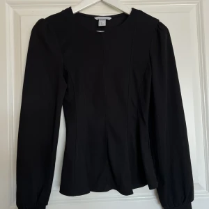 Topp - Svart topp från H&M. Storlek xs.