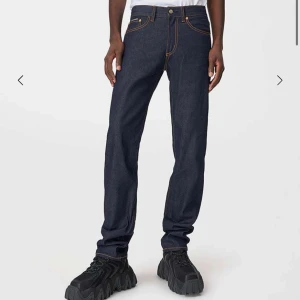 Eytys Jeans (nypris 2000kr) - Säljer ett par Eytys jeans Nästan helt oanvända Storlek: 29 (passar mig som har 30W 30L i Levis 501) Dom är lite långa på längden, men är super snygga både vikta där nere eller inte.  Möts ej upp! Modellen heter ”Eytys cypress raw”