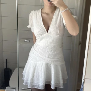 Vit klänning  - Perfekt till studenten eller en annan varm sommardag. Bra kvalitet, och den sitter så snyggt på kroppen.  Bild nr 1 är lånad.  Jag är 168cm lång och den sittet jättebra på ngn som bär st M. Så fiiin och klänningen är ifrån Showpo men köpt på plick😍😍